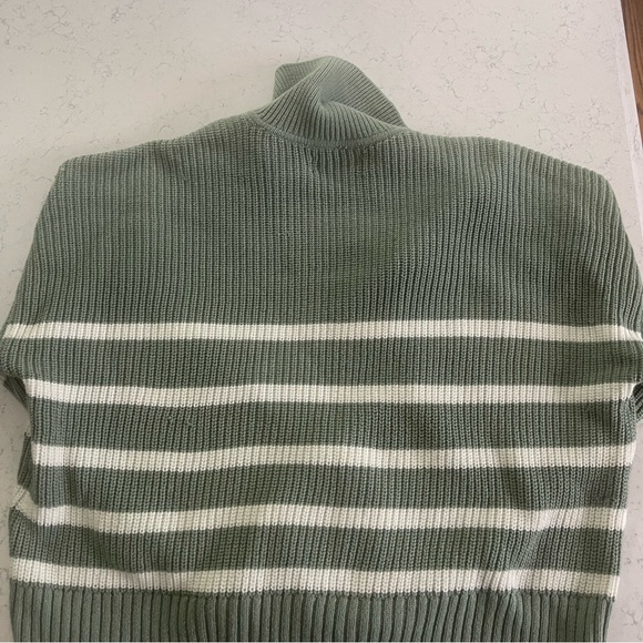 Hollister V-neck sweater with collar, Size XS - Picture 5 of 5